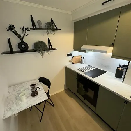 New! Modern - Central - Cozy Place By The Sherpa Stairs