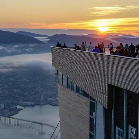 New! Modern - Central - Cozy Place By The Sherpa Stairs Appartement Tromsø