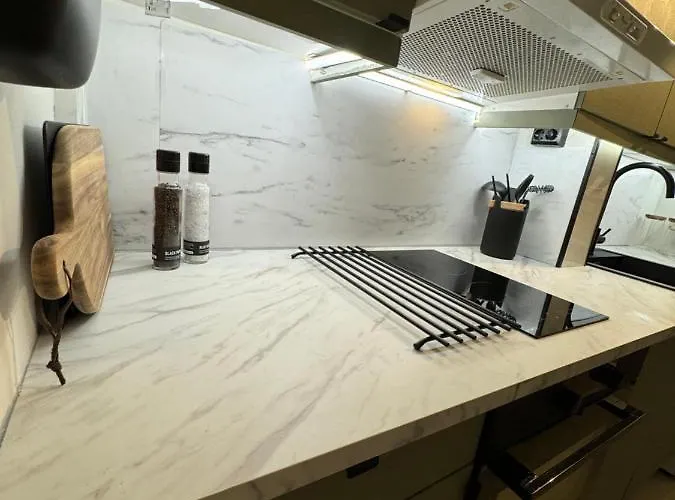 New! Modern - Central - Cozy Place By The Sherpa Stairs