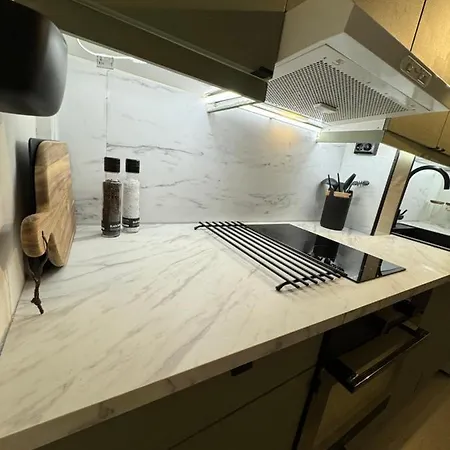 New! Modern - Central - Cozy Place By The Sherpa Stairs